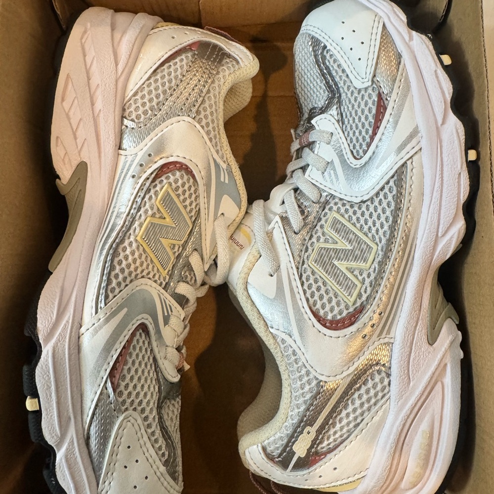 New Balance White and Beige Kids' Sneakers sz 3 little kids